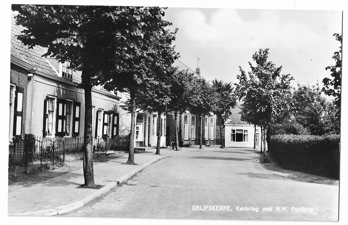 Grijpskerke, Kerkweg met N.H Pastorie
