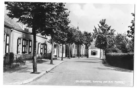 Grijpskerke, Kerkweg met N.H Pastorie