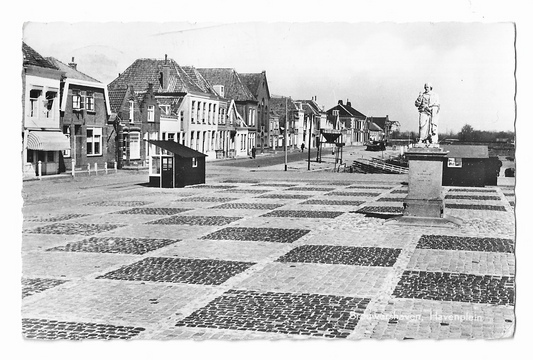 Brouwershaven, Havenplein