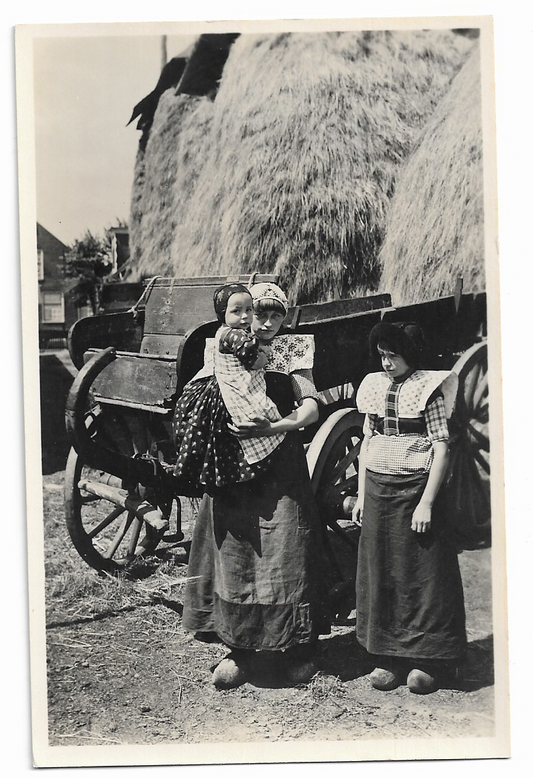 Bunschoten -Spakenburg Klederdracht Hooiwagen
