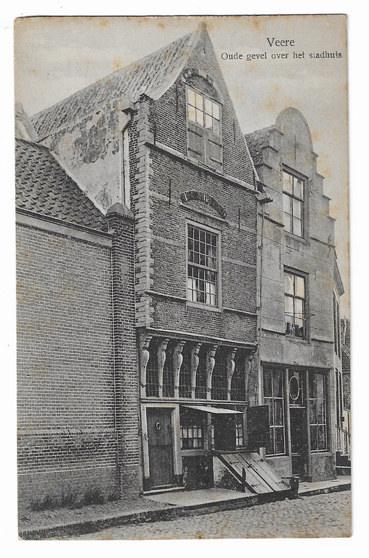 Veere, Oude gevel over het stadhuis