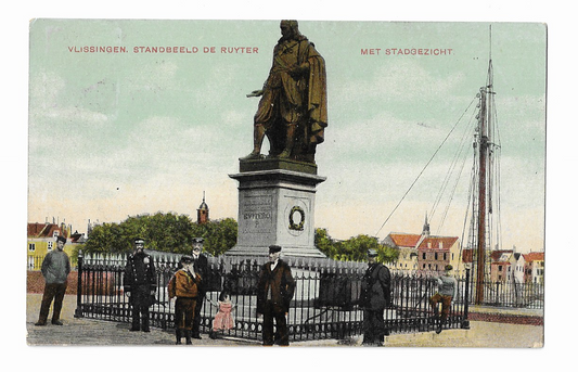 Vlissingen, Standbeeld De Ruyter met Stadsgezicht