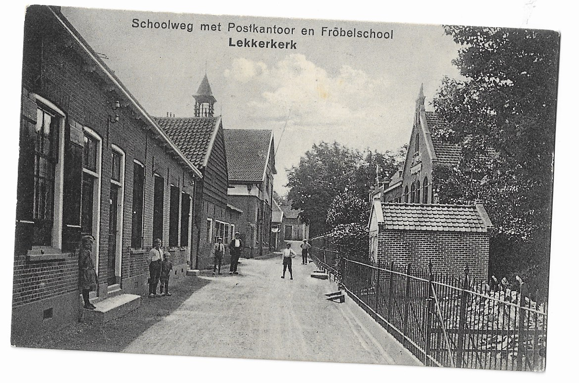 Lekkerkerk, Schoolweg met Postkantoor en Frobelschool
