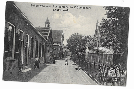 Lekkerkerk, Schoolweg met Postkantoor en Frobelschool